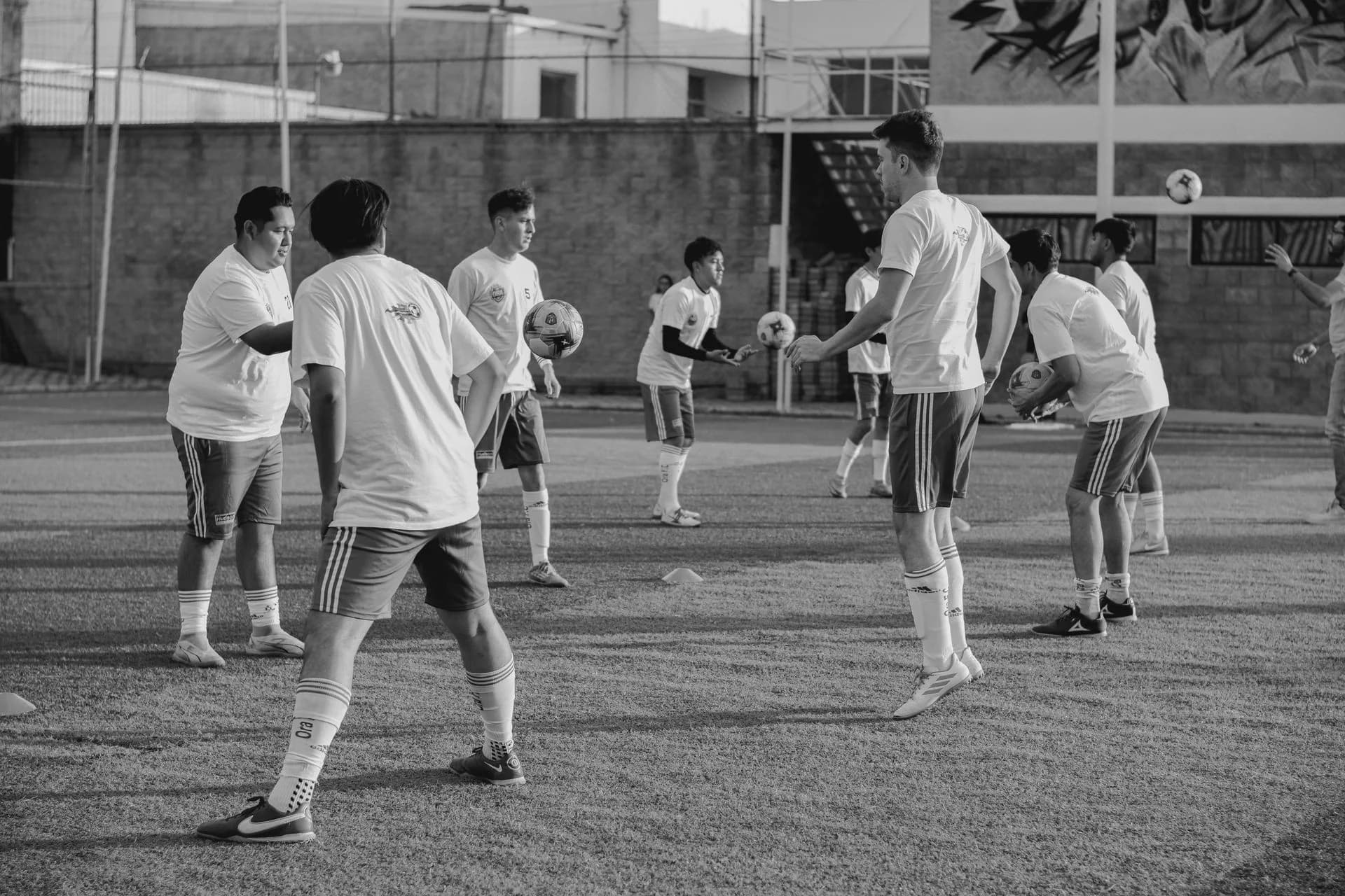 Jovens em atividade de futebol. Fotografia ilustrativa, sem vínculo com o clube.